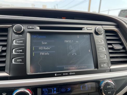 Used 2018 Toyota Highlander XLE AWD/4WD image 12