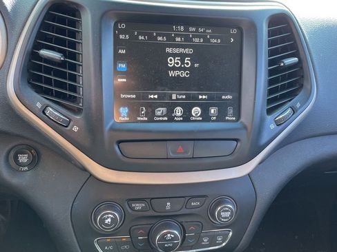 Used 2017 Jeep Cherokee Limited image 8