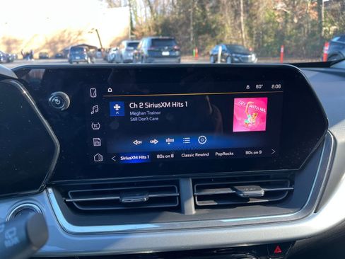 Used 2025 Chevrolet Trax LT w/ LT Convenience Package image 21