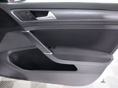 Used 2018 Volkswagen Golf S image 41