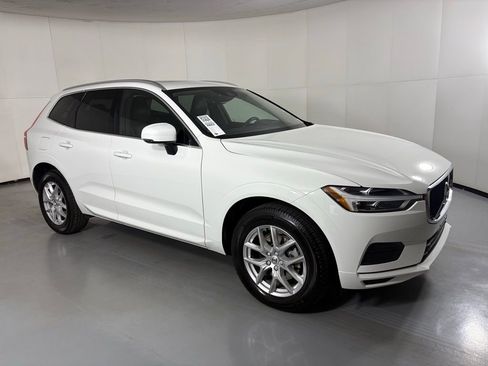 Used 2020 Volvo XC60 T5 Momentum FWD image 2