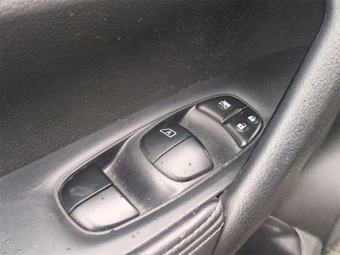 Used 2019 Nissan Rogue SL w/ Premium Package image 11