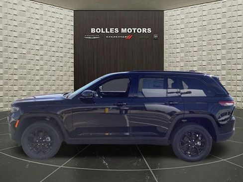 New 2025 Jeep Grand Cherokee 4WD image 5