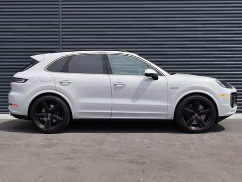Certified 2025 Porsche Cayenne Turbo AWD/4WD image 9