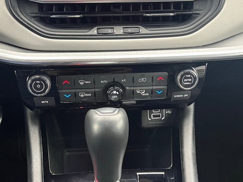 Used 2023 Jeep Compass Limited image 31