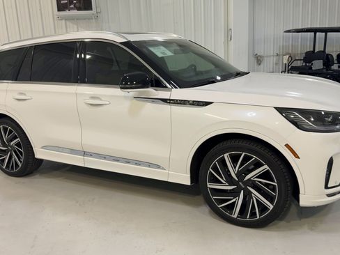 New 2025 Lincoln Aviator Black Label AWD/4WD image 3
