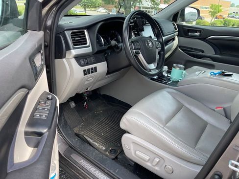 Used 2019 Toyota Highlander Limited AWD/4WD image 5