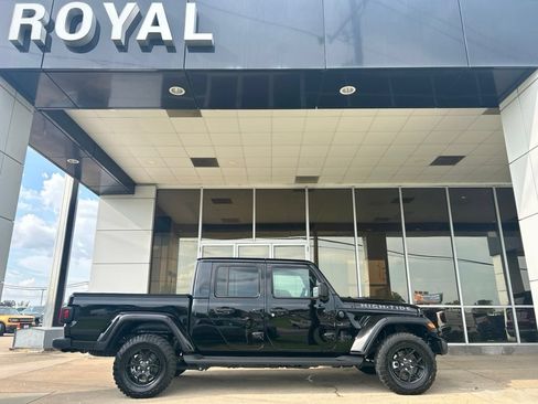 Used 2025 Jeep Gladiator Sport AWD/4WD image 1
