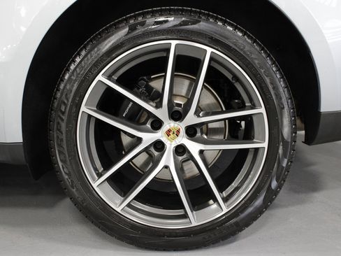 Certified 2025 Porsche Macan image 12