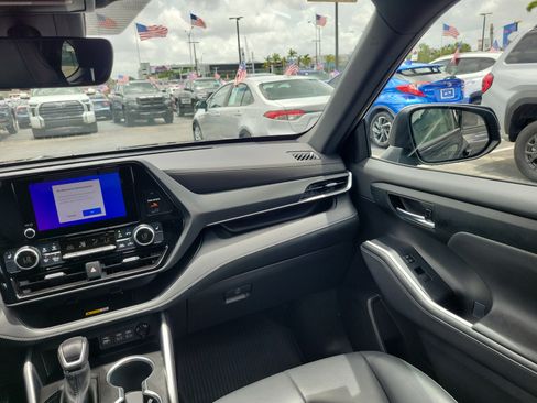Used 2023 Toyota Highlander XSE FWD image 17