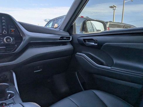 Used 2022 Toyota Highlander XSE FWD image 17