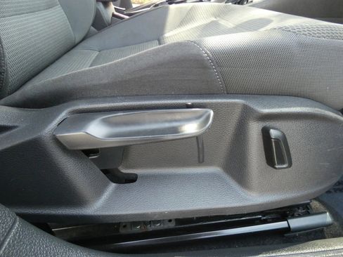 Used 2018 Volkswagen Golf S image 32