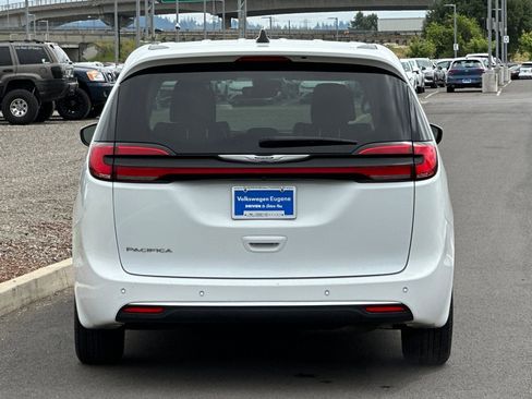 Used 2023 Chrysler Pacifica Touring-L FWD image 4