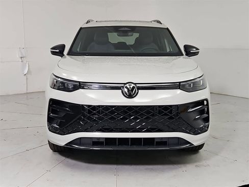 New 2026 Volkswagen Tiguan SE R-Line image 9