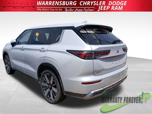 Used 2025 Mitsubishi Outlander SE AWD/4WD image 3