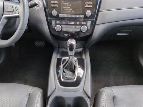 Used 2017 Nissan Rogue SV FWD image 19