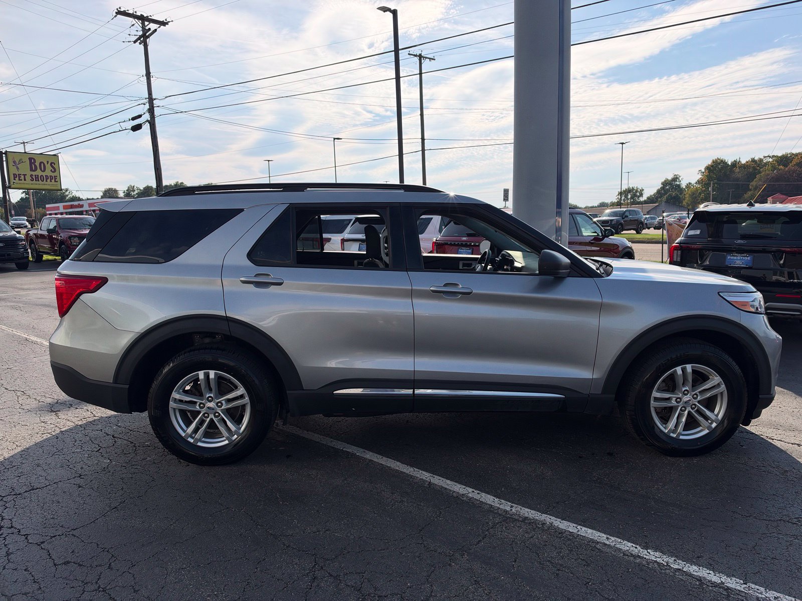 Used 2023 Ford Explorer XLT w/ Class IV Trailer Tow Package AWD/4WD image 7