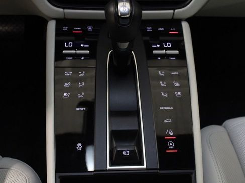 Certified 2022 Porsche Macan AWD/4WD image 26