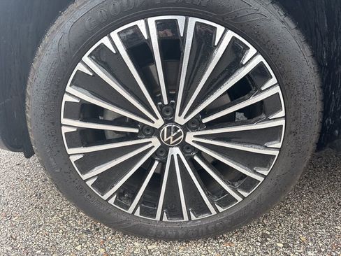 Used 2025 Volkswagen Taos SE w/ Panoramic Sunroof Package image 17