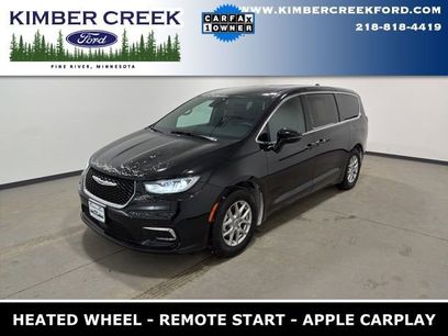 Used 2025 Chrysler Pacifica Select