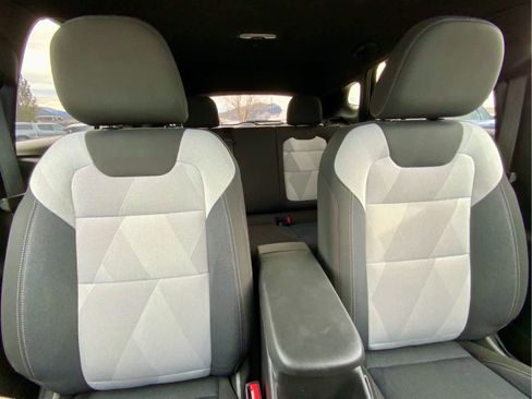 Used 2025 Chevrolet Trax RS image 28