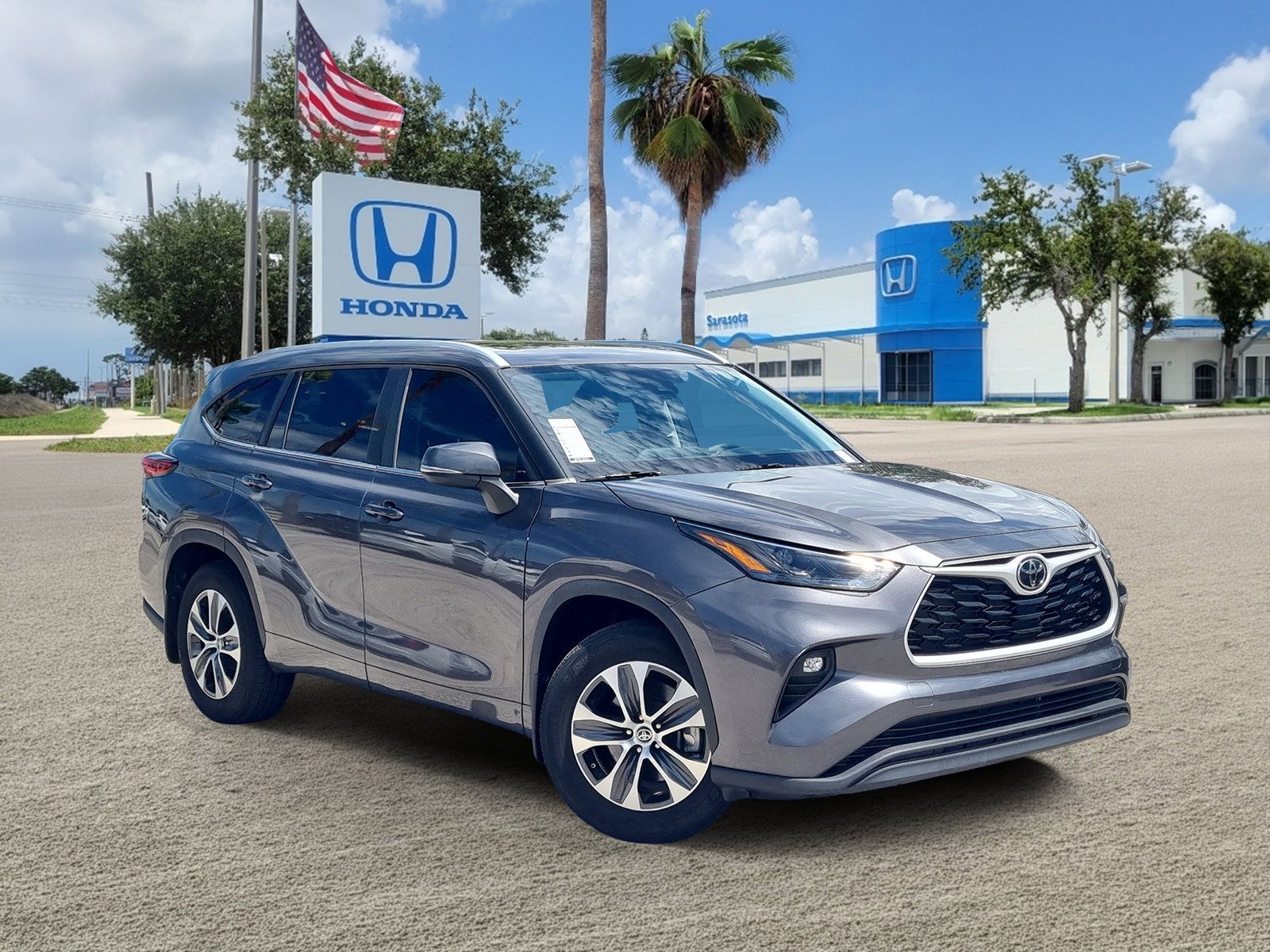 Used 2023 Toyota Highlander XLE FWD image 1