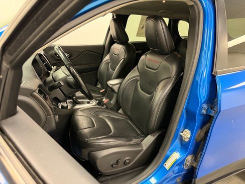 Used 2020 Jeep Cherokee Trailhawk image 17