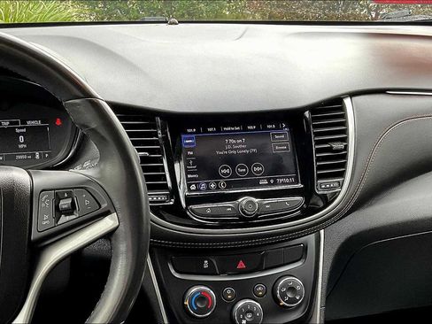 Used 2022 Chevrolet Trax LT w/ LT Convenience Package FWD image 7