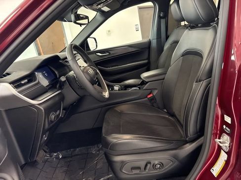 Used 2023 Jeep Grand Cherokee Altitude AWD/4WD image 3