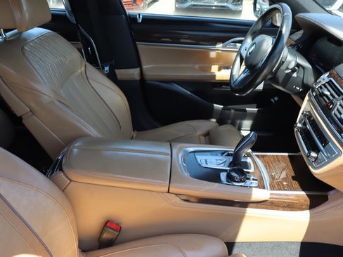 Used 2021 BMW 750i xDrive w/ Executive Package AWD/4WD image 16