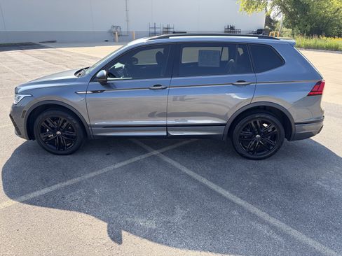 Used 2022 Volkswagen Tiguan SE R-Line AWD/4WD image 3