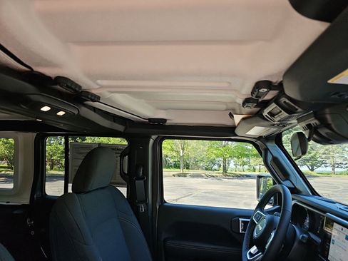 Used 2025 Jeep Wrangler Unlimited Sahara AWD/4WD image 13