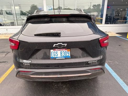 Used 2024 Chevrolet Trax ACTIV w/ Sunroof Package FWD image 3