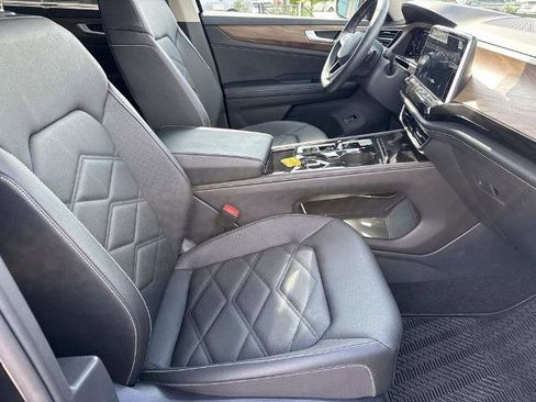 Used 2025 Volkswagen Atlas SE FWD image 12