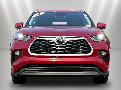 Used 2025 Toyota Highlander XLE FWD image 2