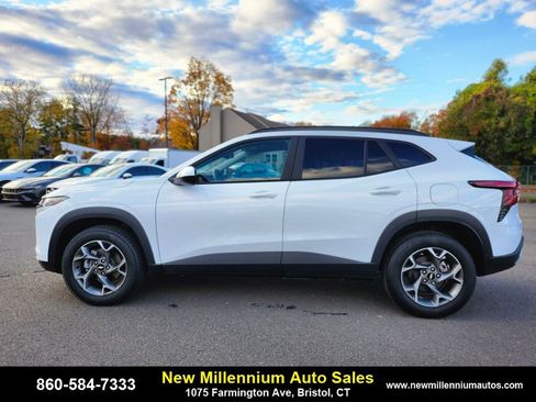 Used 2025 Chevrolet Trax LT w/ Driver Confidence Package image 2