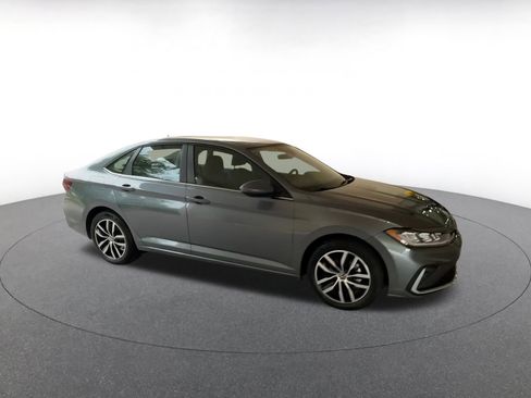 Used 2025 Volkswagen Jetta SE image 2