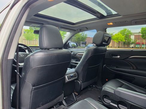 Used 2016 Toyota Highlander Limited Platinum FWD image 29