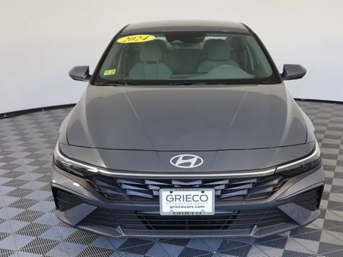 Certified 2024 Hyundai Elantra SE FWD image 3