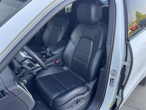 Certified 2022 Porsche Cayenne Coupe image 5