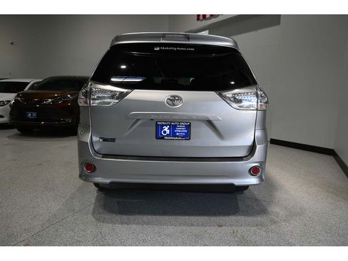 Used 2013 Toyota Sienna SE FWD image 7