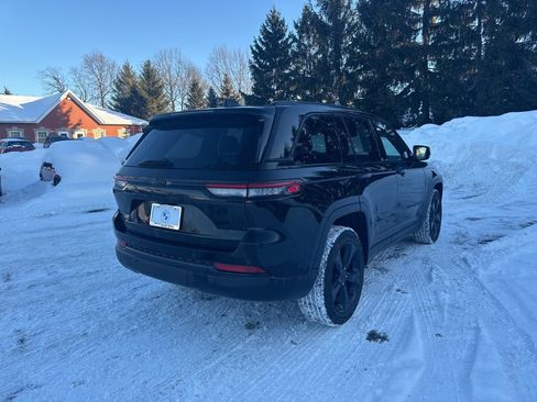 Used 2023 Jeep Grand Cherokee Altitude image 6