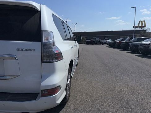 Used 2017 Lexus GX 460 image 3