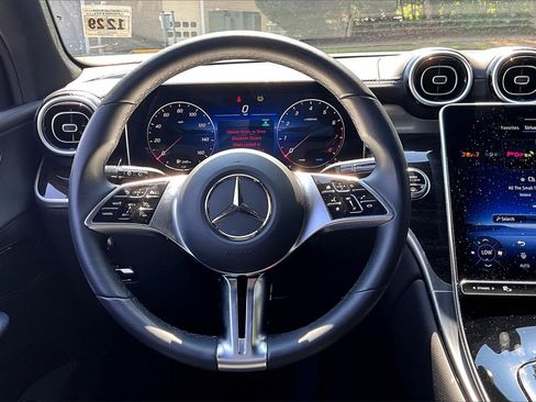 Used 2025 Mercedes-Benz GLC 300 4MATIC image 3