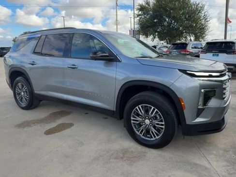 Used 2026 Chevrolet Traverse LT w/ Driver Confidence Package FWD image 2