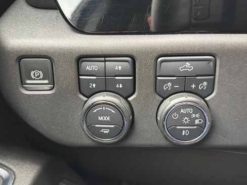 Used 2024 Chevrolet Silverado 1500 LT Trail Boss w/ Convenience Package II AWD/4WD image 29