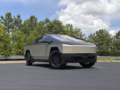 Used 2024 Tesla Cybertruck AWD Crew Cab image 2