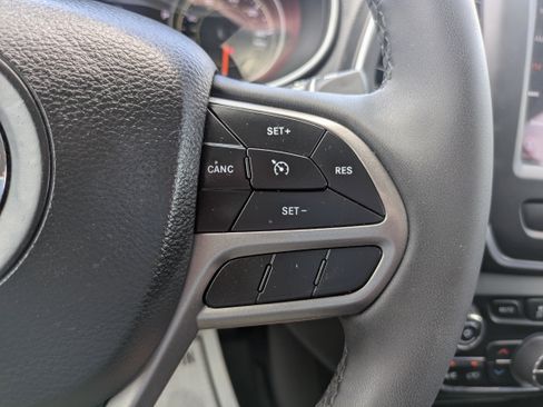 Used 2022 Jeep Cherokee Latitude Lux w/ Mopar Interior Package image 18