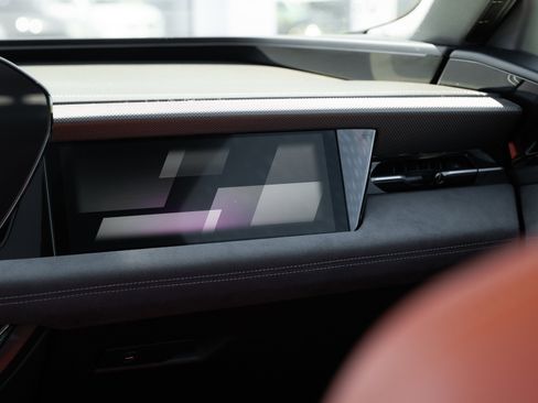 Certified 2025 Audi S6 e-tron Prestige w/ 21" Black Optic Package image 18