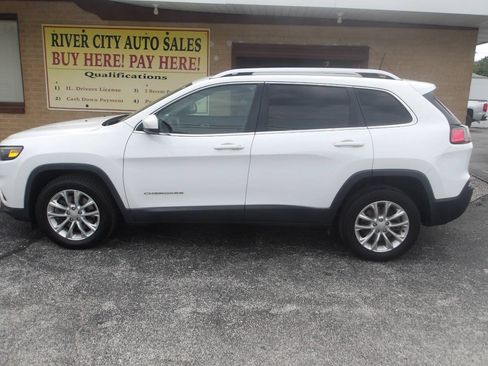 Used 2019 Jeep Cherokee Latitude w/ Cold Weather Group FWD image 5
